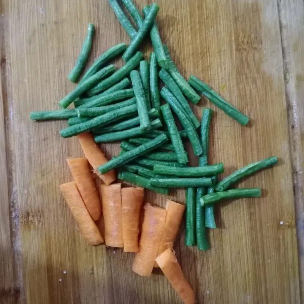 Potong-potong kacang panjang dan wortel.