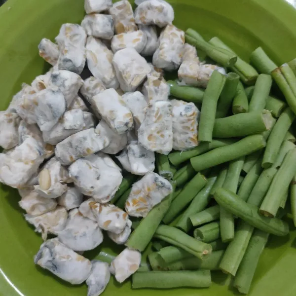 Potong tempe dan buncis, sisihkan.