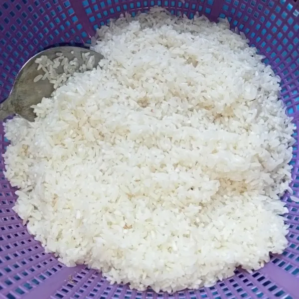 Cuci beras sampai bersih dan tiriskan.