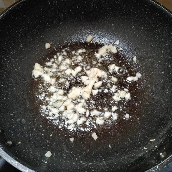 Tumis bawang putih yang sudah dicincang halus, hingga harum.