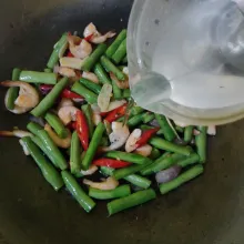 Masukkan air, kaldu bubuk, lada bubuk dan gula pasir, aduk rata.