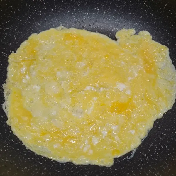 Kocok telur dan sedikit garam sampai rata. Dadar telur sampai matang, kemudian angkat dan iris tipis telur. Sisihkan.
