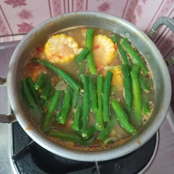 Selanjutnya masukkan kacang panjang dan bumbu halus, lengkuas dan daun salam, aduk-aduk hingga rata.