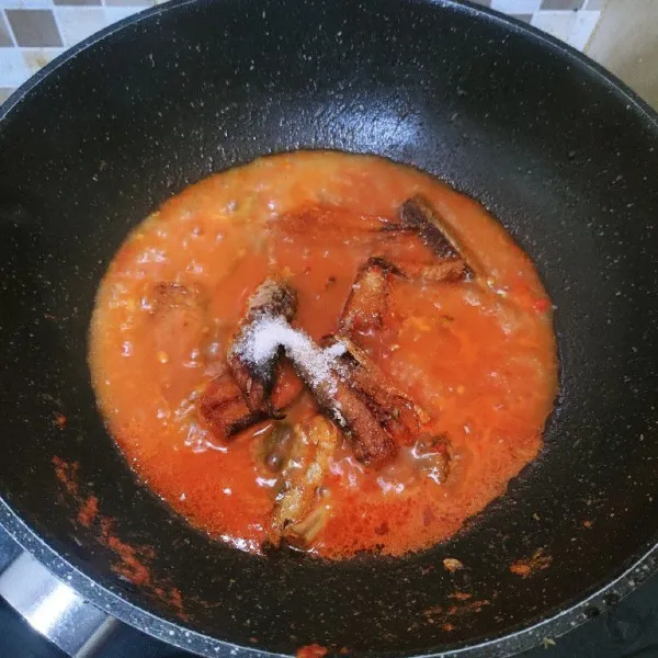 Tambahkan sedikit air, agar bumbu tidak gosong. Lalu masukan potong ikan pindang goreng, bumbui dengan garam, gula dan kaldu bubuk. Aduk sampai bumbu merata dan masak sampai kuah sedikit menyusut, lalu angkat dan sajikan.