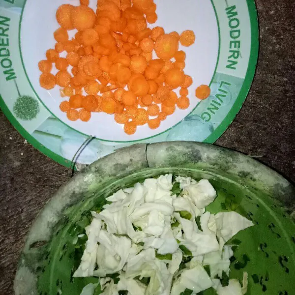 Siangi sayuran sop, potong-potong lalu cuci bersih.