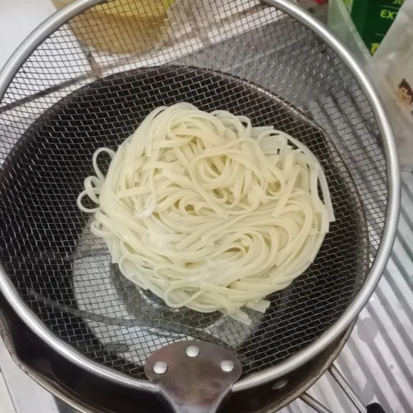 Patahkan dan rebus spaghetti hingga matang. Tiriskan, campur olive oil sedikit agar tidak menempel.