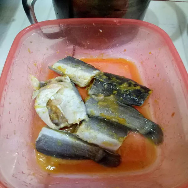 Masukkan bahan marinasi ke dalam ikan lele, aduk rata diamkan selama 30 menit.