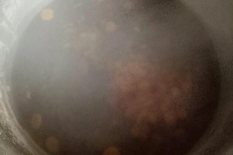 Didihkan air lalu masukkan wortel masak hingga empuk.