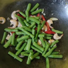 Masukkan buncis, aduk rata.