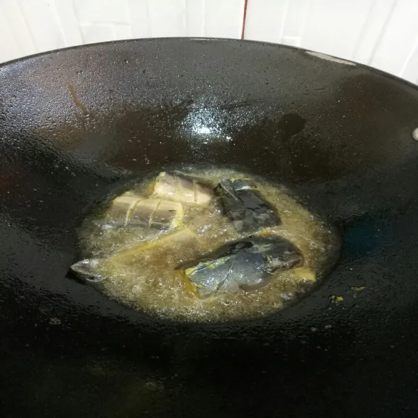 Sayat ikan lele, lalu goreng dalam minyak panas sampai garing. Tiriskan.