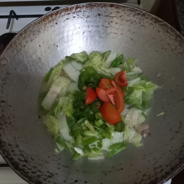 Masukkan irisan daun bawang, tomat dan cabe gendot, masak hingga matang.