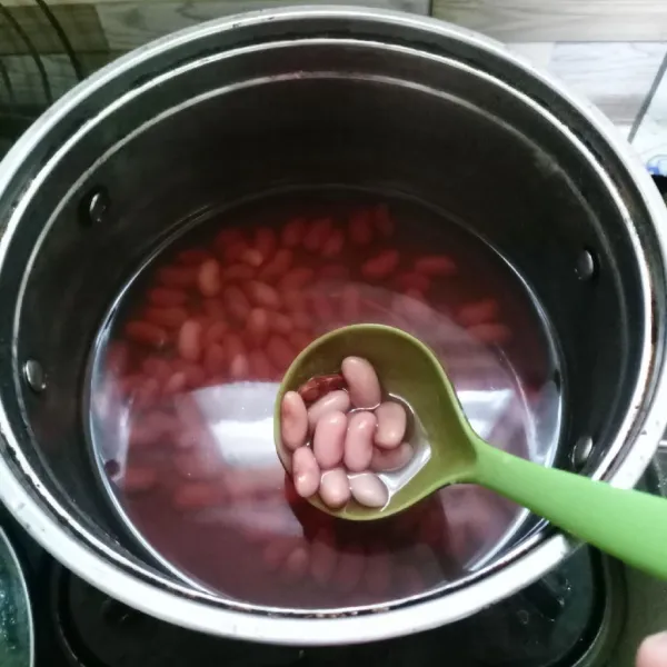 Rebus kacang merah sampai setengah empuk. Tiriskan.