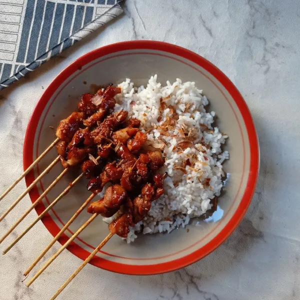 Angkat dan sajikan dengan nasi hangat dengan taburan bawang goreng