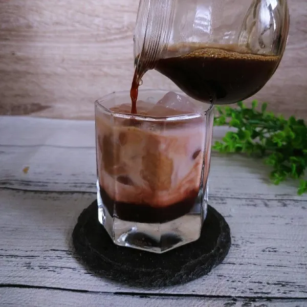 Kemudian tambahkan susu sampai seperempat gelas,terakhir tuang larutan kopi. Aduk terlebih dahulu sebelum disajikan!