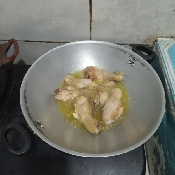 Cuci ayam kemudian goreng setengah matang.