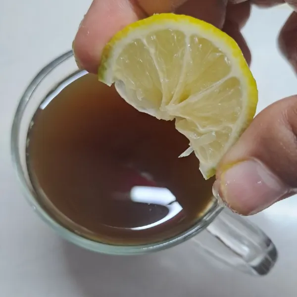 Kemudian saring air teh dalam gelas. Beri perasan air lemon. Sajikan hangat.