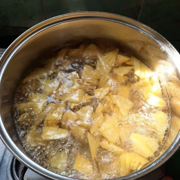 Rebus nanas sampai mendidih, setelah mendidih, biarkan terlebih dahulu sampai suhunya turun.