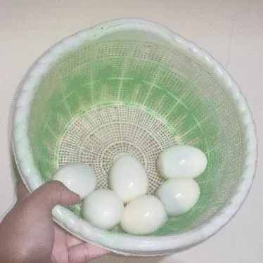 Rebus telur hingga matang lalu kupas.