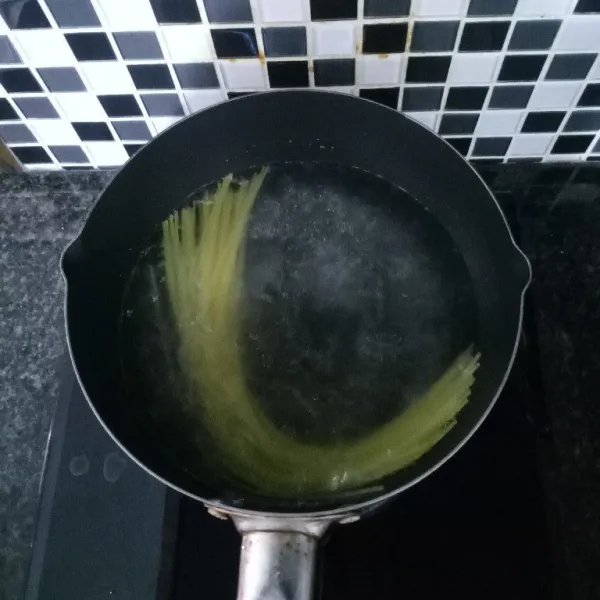 Didihkan air. Masukkan minyak. Rebus pasta spagehtti hingga aldente.