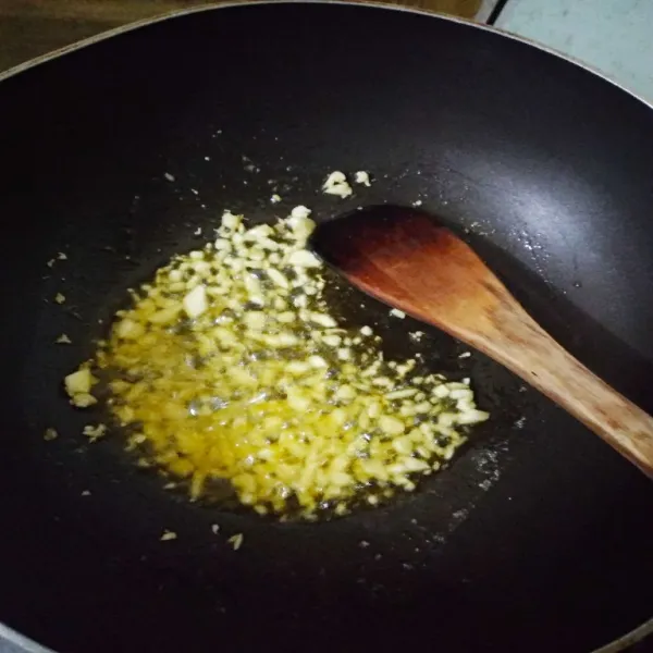 Tumis bawang putih cincang hingga harum.