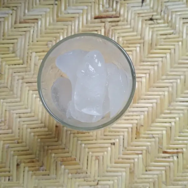 Tuang batu es ke dalam gelas saji, tuang jus semangka ke dalam gelas, sajikan segera.