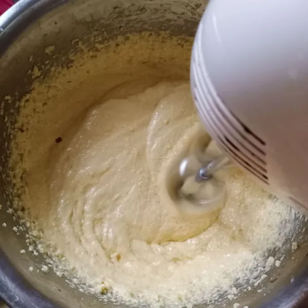 Mixer margarin, gula pasir, vanili dan telur sampai mengembang.