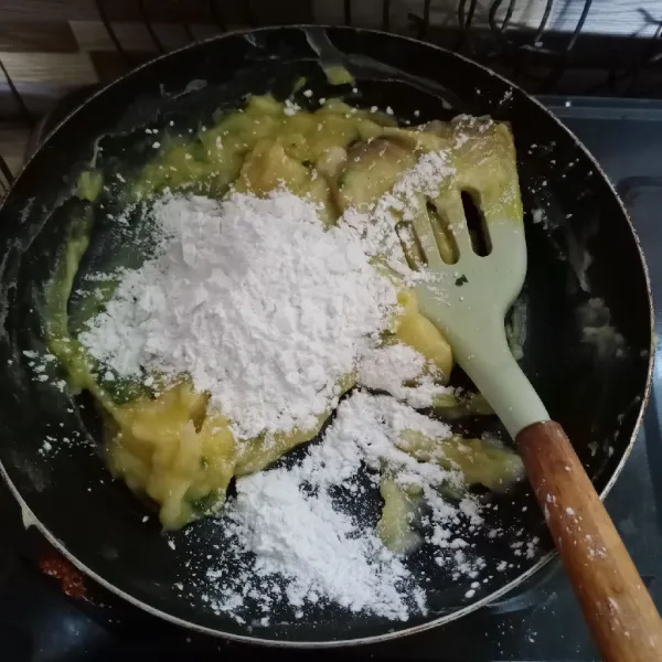 Masukkan tepung tapioka, garam, kaldu jamur dan lada bubuk. Aduk sampai tercampur rata.