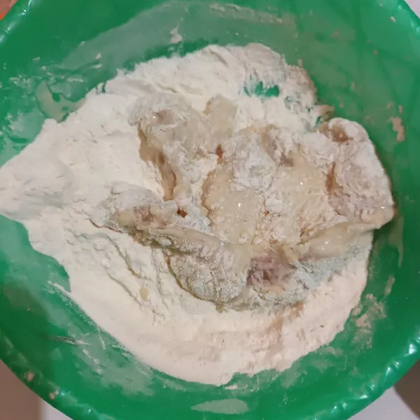 Kemudian lumuri kembali dengan tepung kering sampai rata dan kibas-kibas kan biar terbentuk kriwil-kriwil tekstur ayamnya.