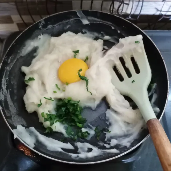 Masukkan kuning telur dan daun bawang, aduk rata.
