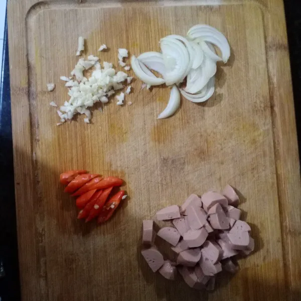 Rajang bawang, cabai, dan sosis.