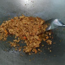 Masukkan oncom, aduk rata.