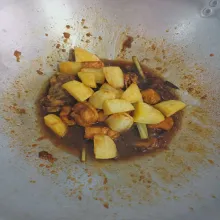 Masukkan kentang yang telah digoreng.