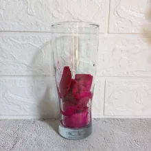 Masukkan buah naga ke dalam gelas saji.