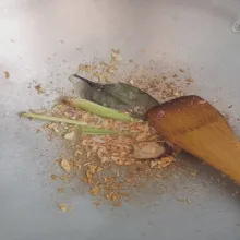 Masukkan salam, sarai, dan lengkuas.