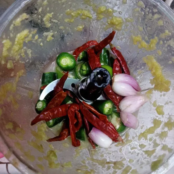 Masukkan ke dalam chopper, cabe merah, cabe hijau, cabe rawit dan bawang merah.