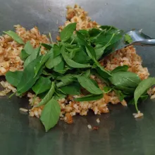 Terakhir, masukkan kemangi, aduk rata.