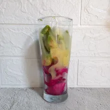 Tuang susu kental manis.