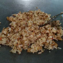 Masukkan nasi dan minyak wijen, aduk hingga rata.