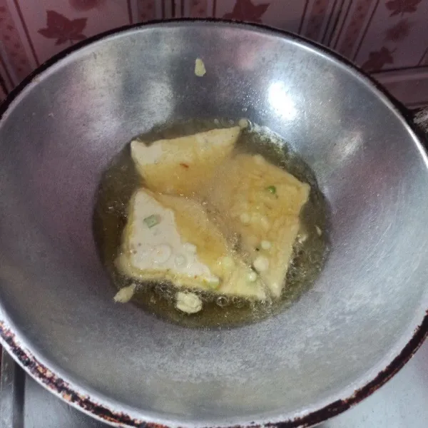 Celupkan tempe ke dalam adonan tepung kemudian masukkan ke dalam minyak yang sudah dipanaskan dan goreng hingga matang.