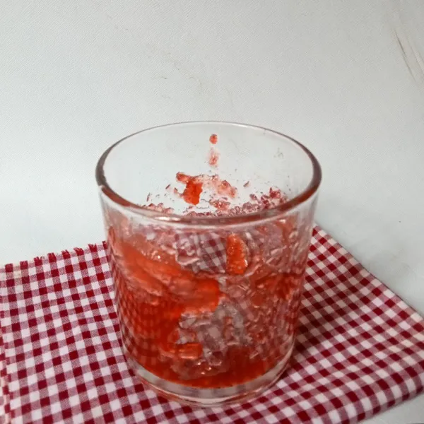 Masukkan selai strawberry dan oleskan juga pada pinggiran gelas.