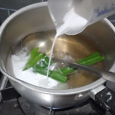 Kemudian tuang santan instan, masak hingga mendidih.