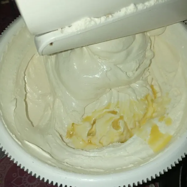 Tambahkan margarin lalu mixer lagi asal rata, lanjut aduk balik menggunakan spatula