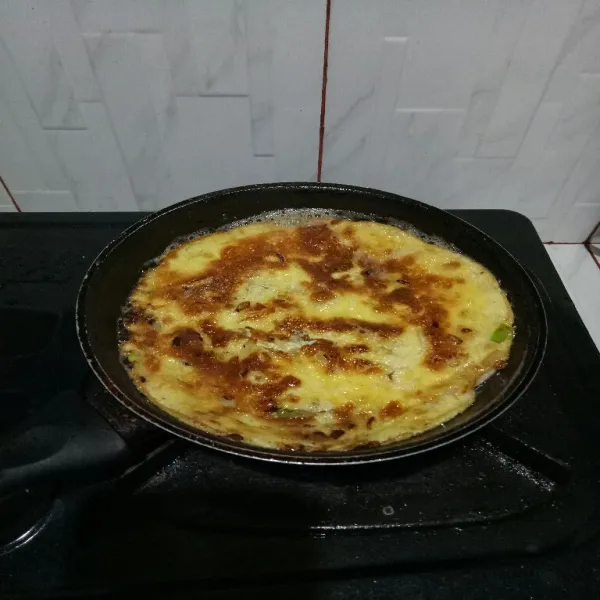 Balik omelet, masak hingga matang. Angkat lalu sajikan!