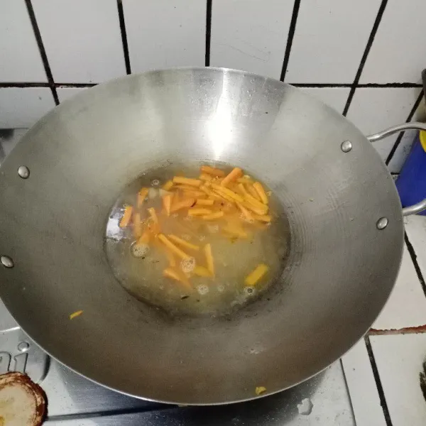 Tuang air, masak hingga wortel setengah matang.