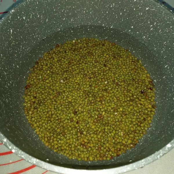 Cuci kacang hijau seperti biasa, pindahkan kepanci lalu tuang air. Rendam minimal 1 jam.