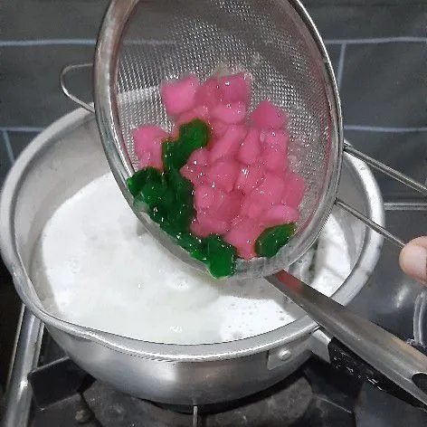 Toping : tuang air panas ke dalam tapioka, aduk rata kemudian uleni sambil ditambahkan tapioka lagi lalu bagi 2 warna potong dan rebus hingga matang mengapung, kemudian masukkan ke dalam santan aduk rata, koreksi rasa.