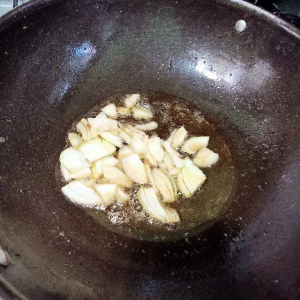 Siapkan wajan beri minyak goreng. Lalu masukkan irisam bawang bombay. Oseng sampai tercium harum.