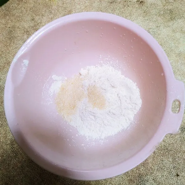 Campur jadi satu tepung terigu, maezena, gula dan garam, aduk lalu tambahkan air. Sambil diaduk agar merata.