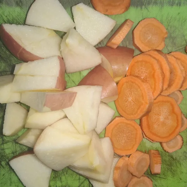 Potong-potong buah apel dan wortel.
