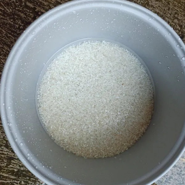 Cuci bersih beras dan tambah air.